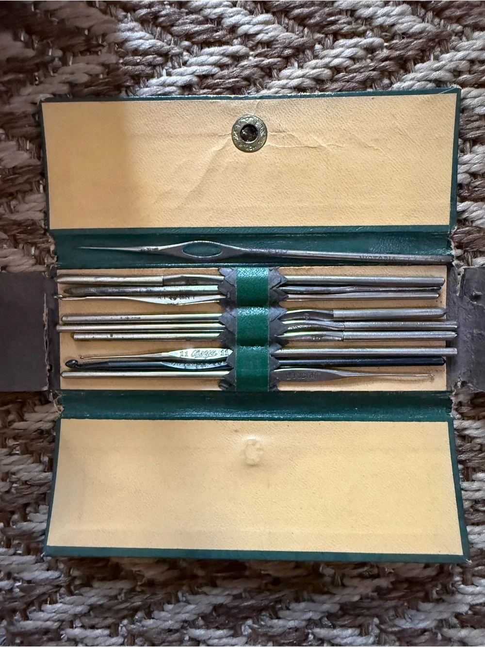 Vintage set of Crochet Hooks Victoria - Picture 2 of 2